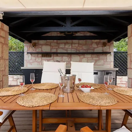 Ble Oneiro Luxury Villa